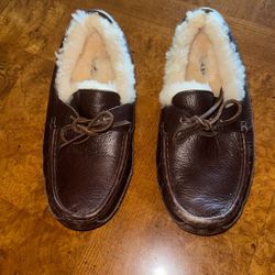 UGG MENS  “ASCOT”SLIPPERS LIKE NEW! $80 Size 9