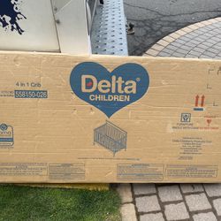 Delta - 4 -in-1 Crib  - Color White 
