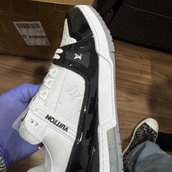 LV TRAINER PATENT BLACK