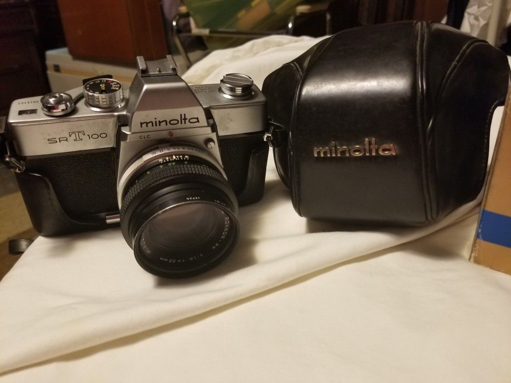 Minolta srt 100 film camera. Comes with original case and 4 lenses