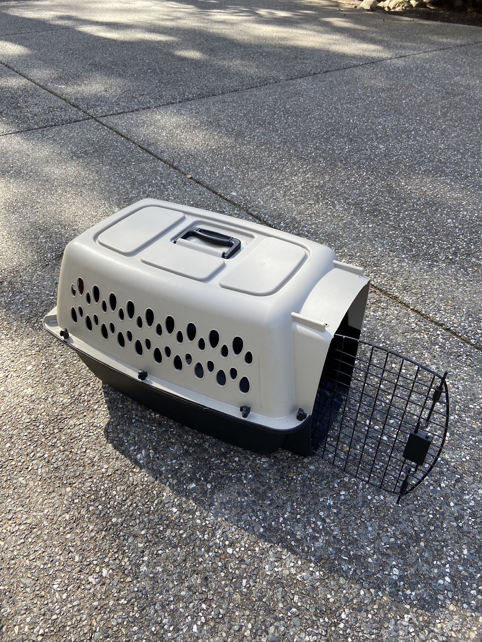 Dog Kennel/ Carrier/Crate (24 Inches)