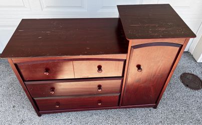 DRESSER/CHANGING TABLE