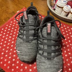 Women’s Gray Pumas 