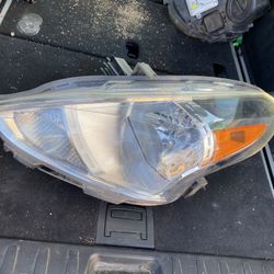 Headlights 2015 Nissan Versa 