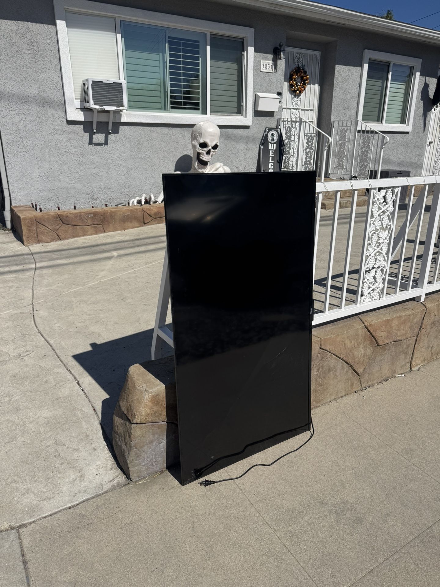 Free Roku Flat Screen Tv - Damaged