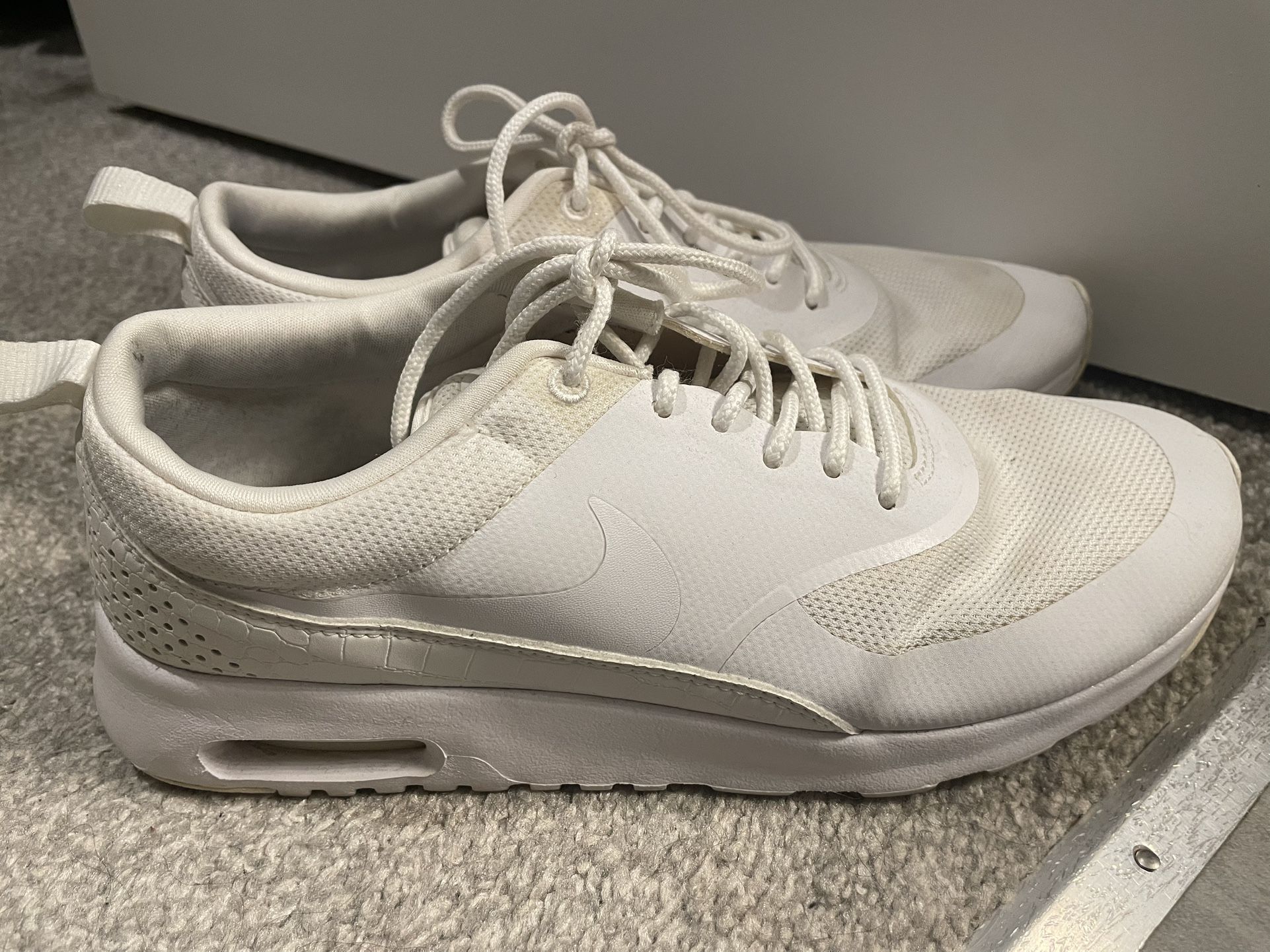 Nike Women’s White Shoe Size 9