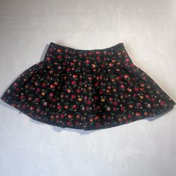 Black floral mini skirt with elastic waist and zipper #floral #skirt  Size small  120/56  Like new
