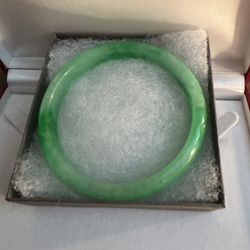 A Natural Jadeite Bangle 