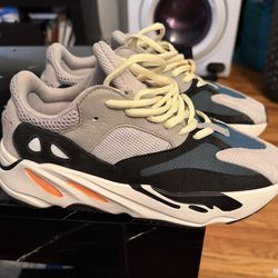 Yeezy waverunner SIZE 8