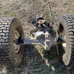 Hydro-gear hydrostatic transaxle. Removed from a Craftsman LT1000 Lawn Tractor. 