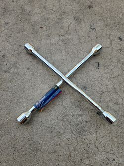 Lug nut wrench