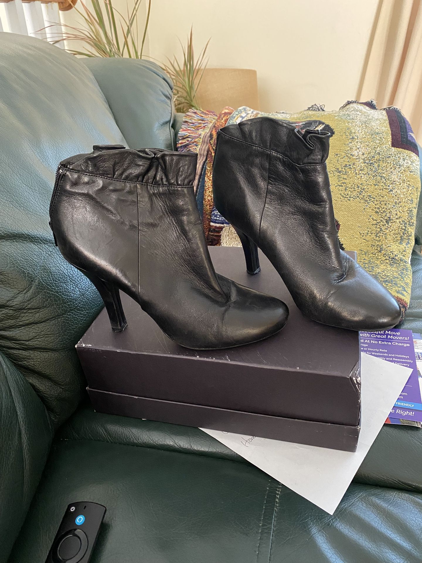 Women’s Sz 9 Booty Shoes