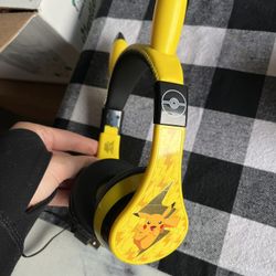 Pikachu Pokémon Kids Headphones And Charger Cable 