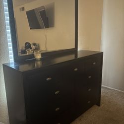 Dresser With Mirror 