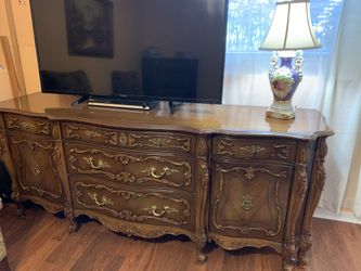 Solid wood dresser wery good condition
