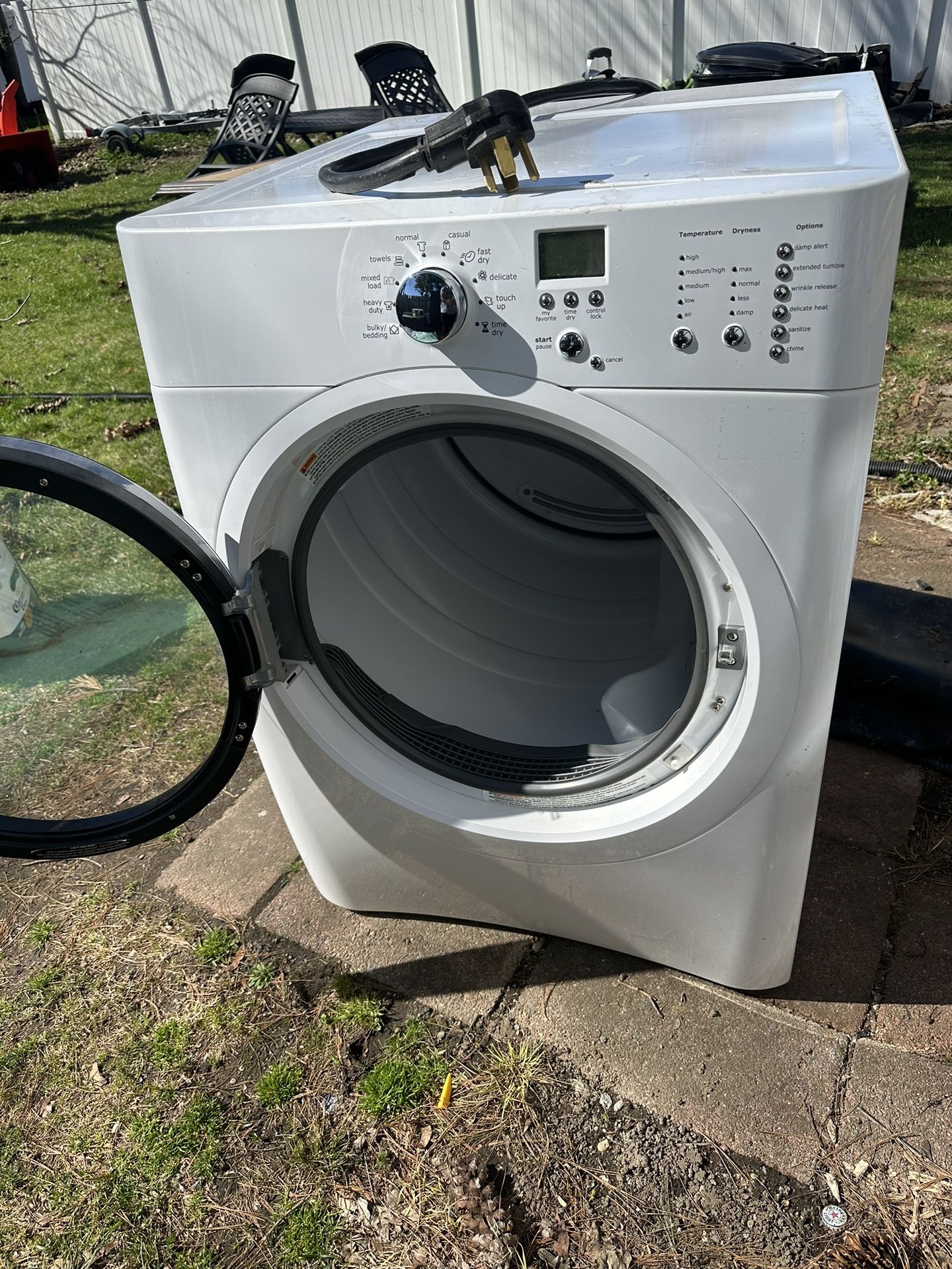 Electric Dryer  In Very Good Condition 