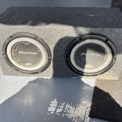 2 10s (pioneer) with speaker box and amp