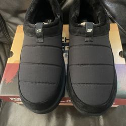 Skechers Luxe Foam House Shoes