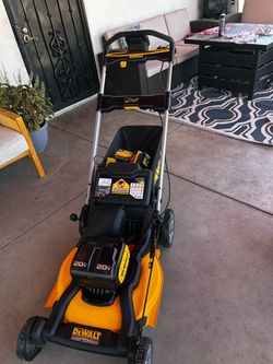 Shop DEWALT 2x20V MAX 21 in. Cordless Battery Powered Push Lawn Mower Kit with (2) 10 Ah Batteries and Chargers