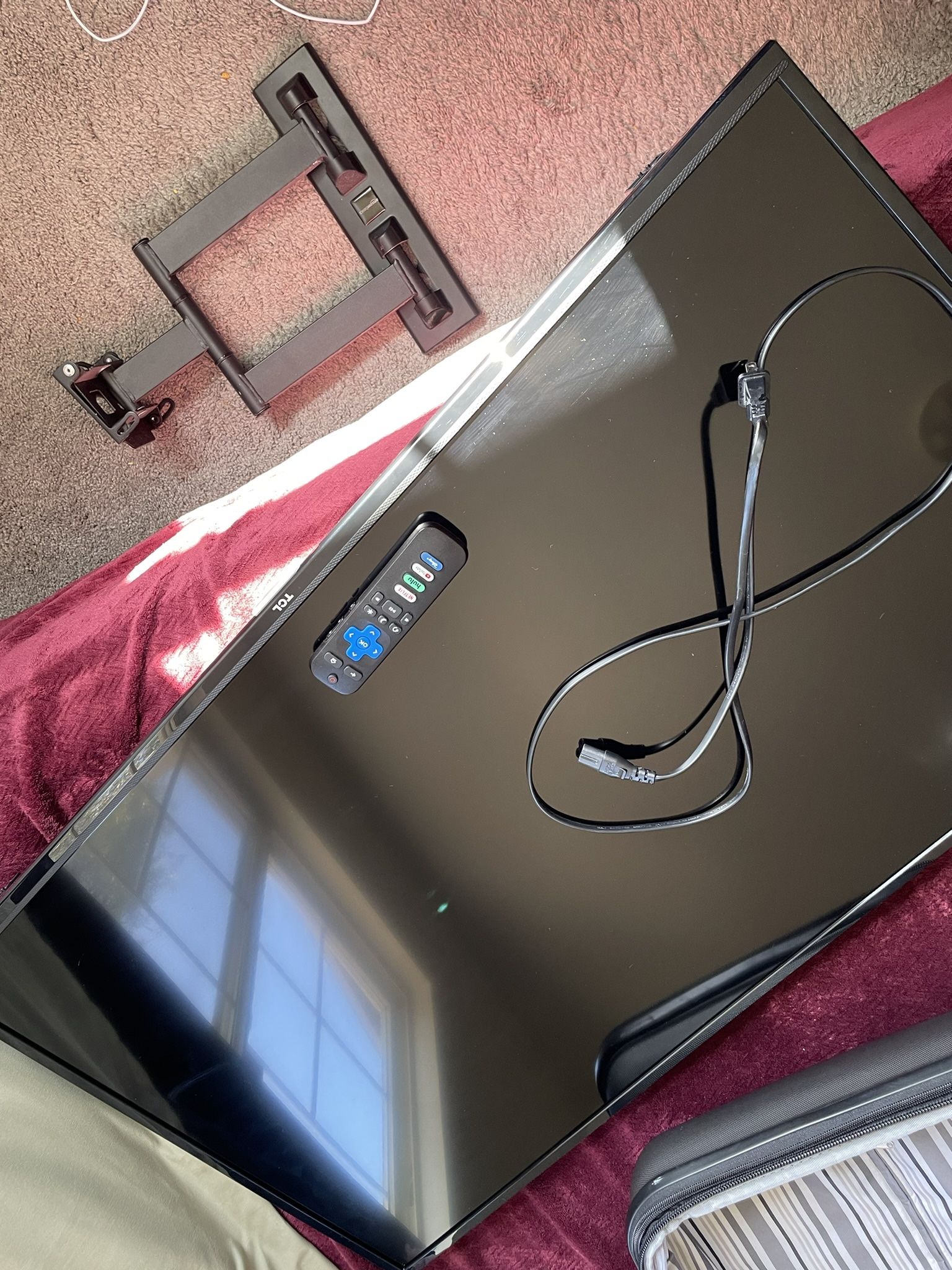 40 Inch TLC Smart Roku Tv With Wall Mount