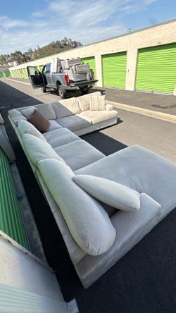 BEAUTIFUL SECTIONAL COUCH. OVERSIZED CHAISE