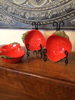 Vintage Metlox Poppytrail Strawberry Bowls