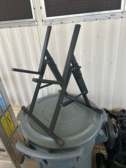 Guitar amplifier stand