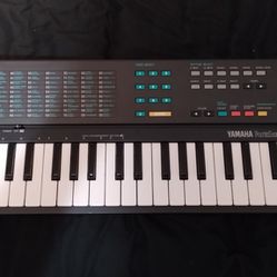 1988 Yamaha PSS-140 Portable FM Synth Keyboard 