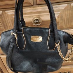 Michael KORS BLACK LEATHER HANDBAG WITH GOLD TRIM