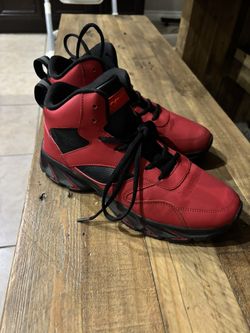 Men’s Size 8 Basketball Shoe