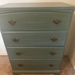 🪑 Vintage Solid Wood Dresser – 4 Drawers – $60 (Orlando)