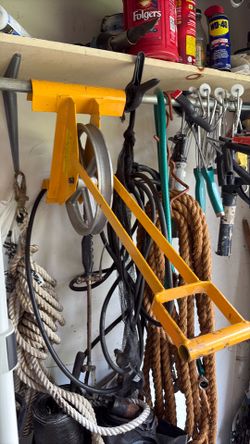 Roofers ladder beam and rope