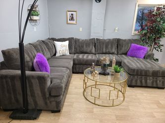 💫 Huge U Shaped Sectional, Clean And Modern Couch Ready For Pick Up!