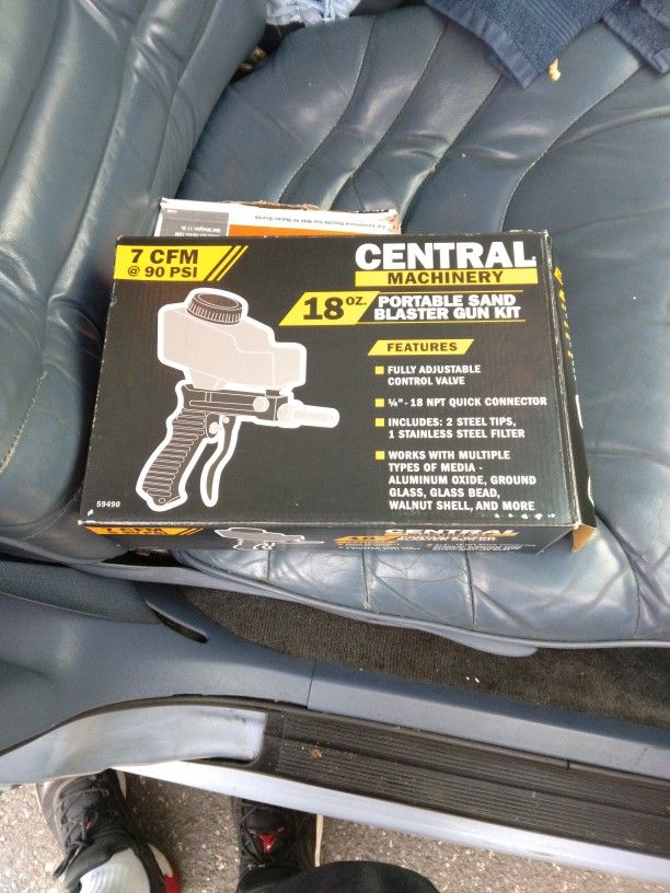 Central Machinery 18 Oz Portable Sandblaster Gun Kit