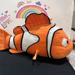 SUPER JUMBO 32 INCH FINDING  NEMO!!  FROM DISNEY! NEW CONDITION!!
