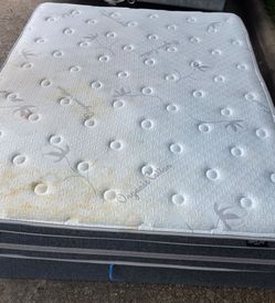 Queen size bed, mattress and box