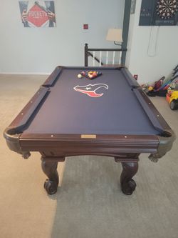 Olhausen 7.5 ft pool table. Texans felt