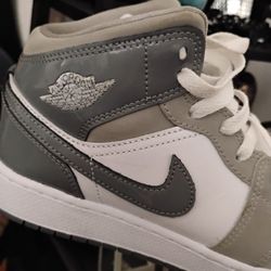 Air Jordan Nike Mid Top Sneakers 