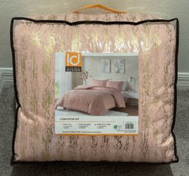 New. King Comforter set