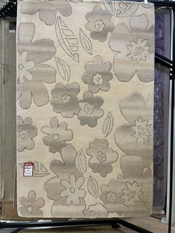 (New) Accent Rug w/ Subtle Floral Design