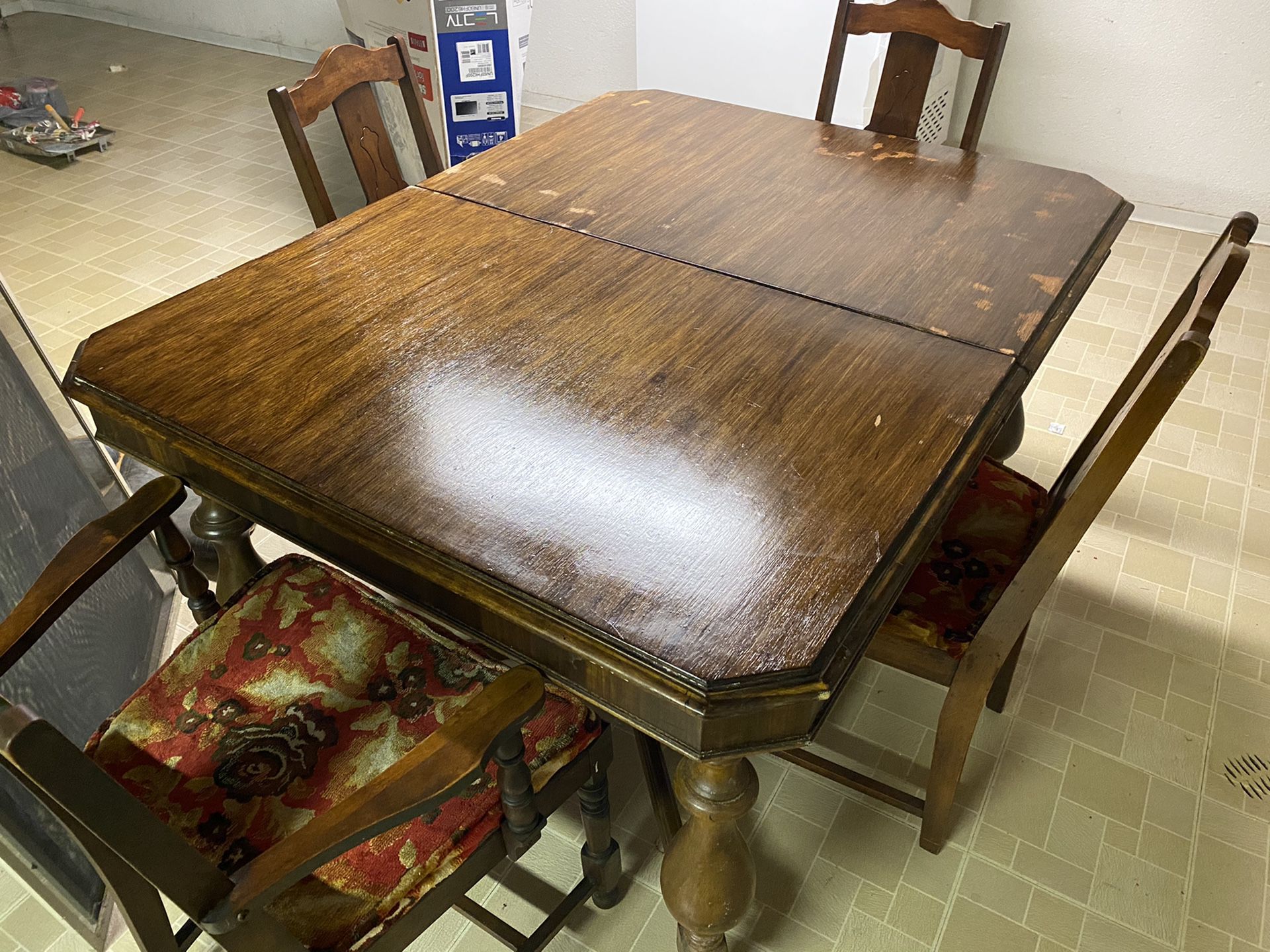 Beautiful antique table with 4 chairs