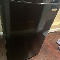 Magic Chef Mini Refrigerator 