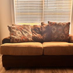 Rooms To Go 2 Piece Sofa Set $300!!!!!