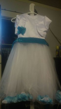 Dress for wedding size 6 for little girl ..good condition