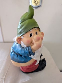 Skinky the garden gnome statue