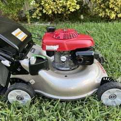 IMMEDIATELY AVAILABLE PERFECTLY WORKING CONDITION HONDA LAWNMOWER WITH GRASS BAG, REAR WHEELS DRIVE, ADJUSTABLE SPEED DRIVE,  SHARP DOUBLE BLADES, NEW