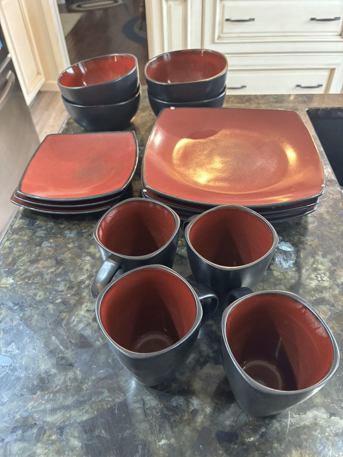 Red & Black Plate Set