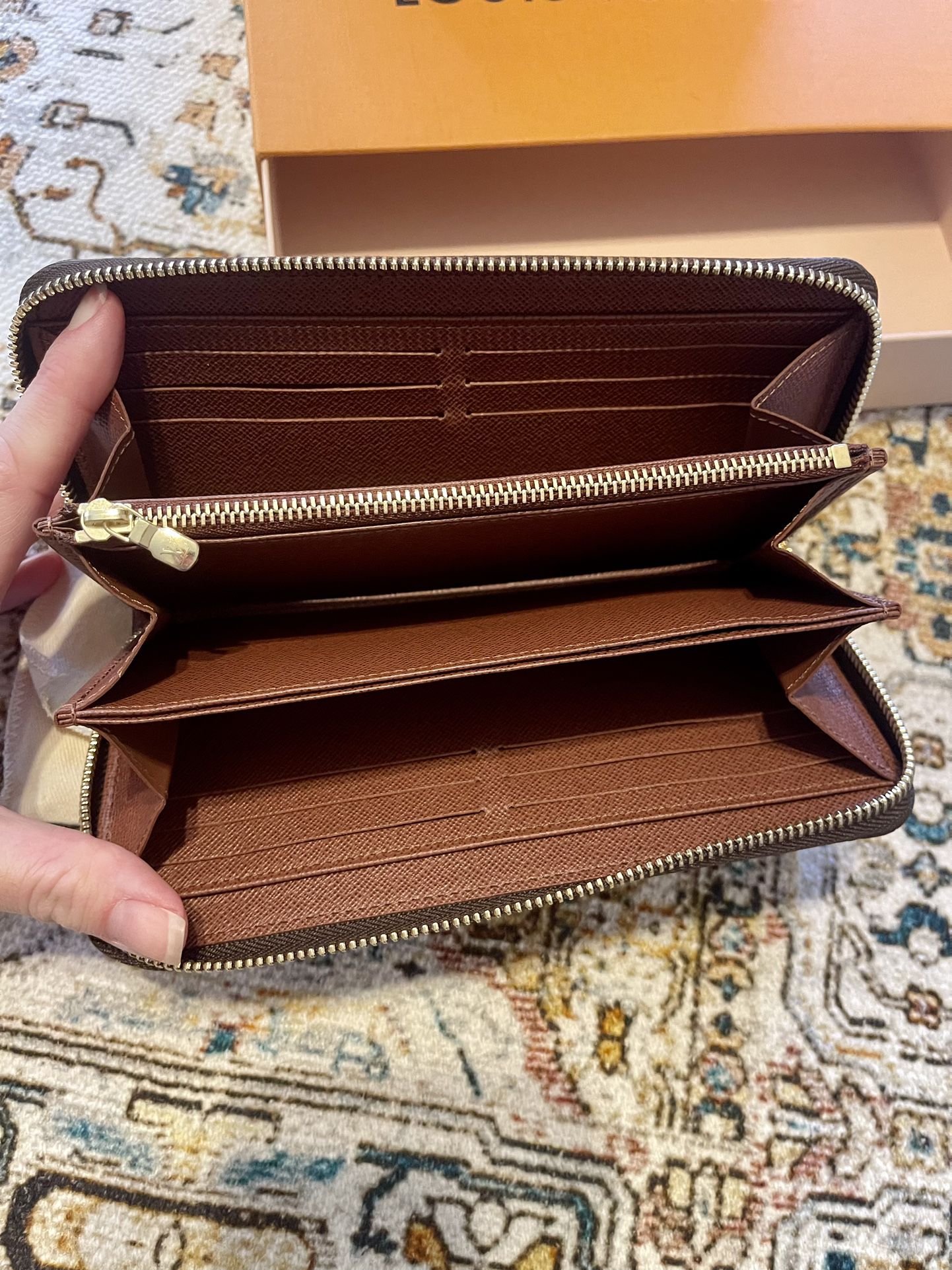 Louis Vuitton Zippy Wallet for Sale in Portsmouth, OH - OfferUp