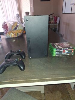 Xbox seres x  with 2 controller a  5 games