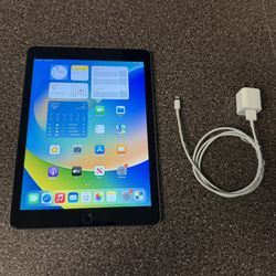 Like New! iPad 5th Gen W/Charger & Screen Protector